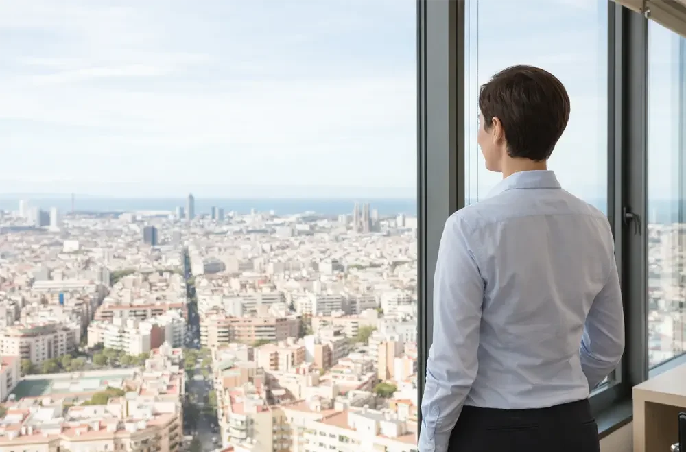 Luiza mirando por la ventana Barcelona